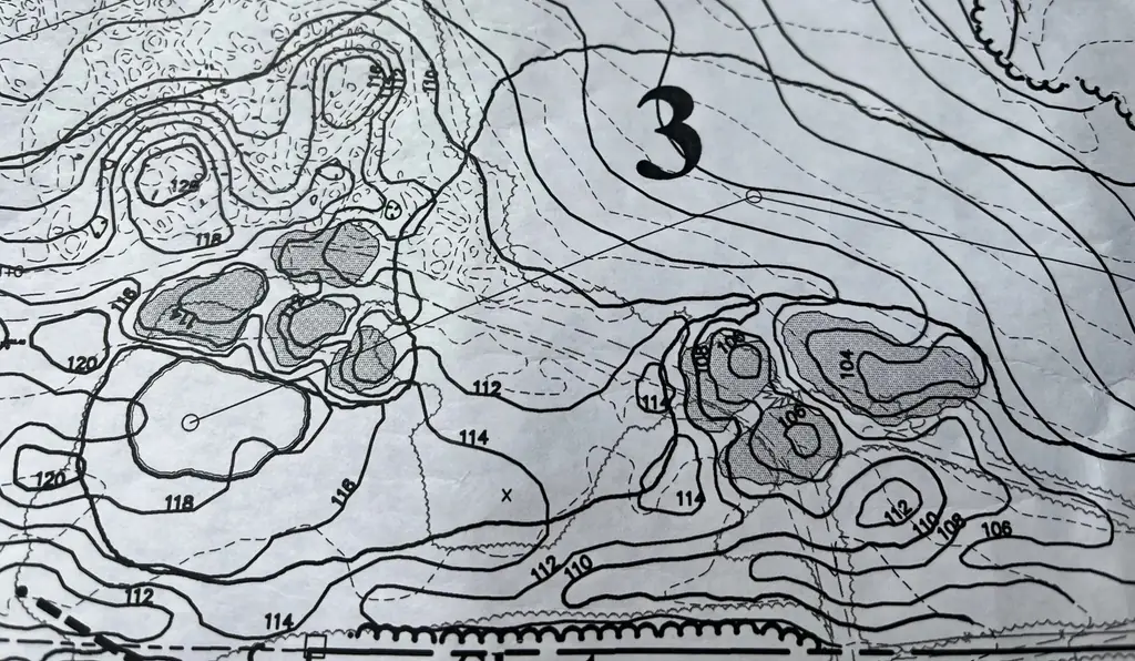 Wide contour plan of hole 3 showing grading lines and bunker shapes